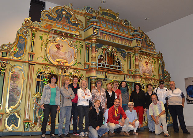 Chor vor Musikautomat in Seewen