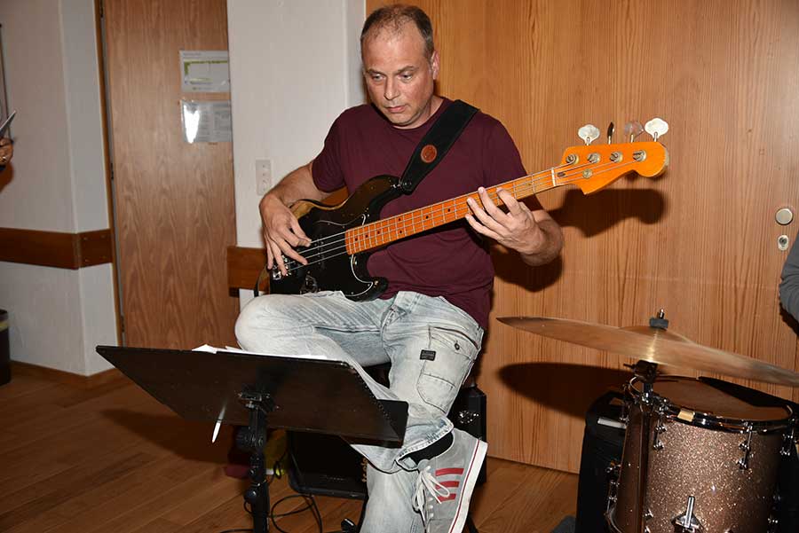 E-Bass: Tom Wettstein